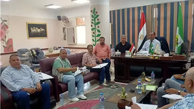 مدير تعليم العبور يستقبل رؤساء اللجان ويؤكد الالتزام بالتعليمات