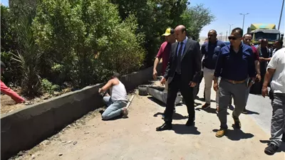 محافظ أسيوط يتغفد رفع كفاءة الطرق