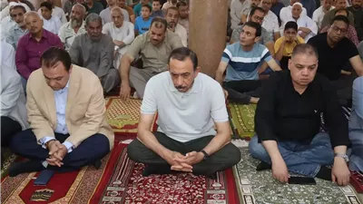 محافظ سوهاج يؤدي صلاة الجمعة ويستعرض مطالب الأهالي