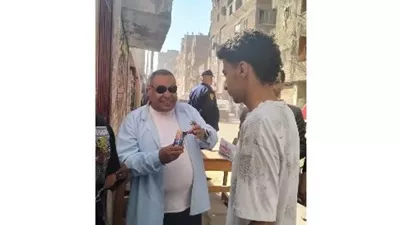 مدير تعليم غرب شبرا الخيمة يوزع العصائر والمياه على طلاب الثانوية