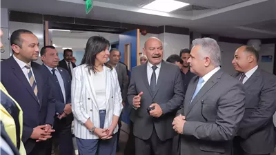 محافظ السويس والسفيرة نبيلة مكرم يتفقدان المستشفى الجامعى