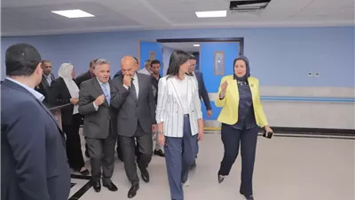 رئيس الجامعة يستعرض الإمكانات والتجهيزات أمام السفيرة والمحافظ