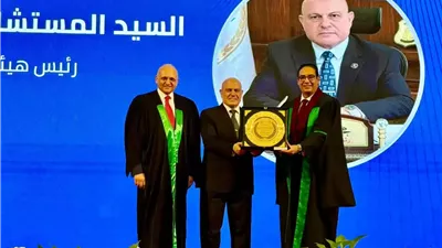 تكريم رئيس هيئة النيابة الإدارية خلال احتفالية كلية الحقوق بجامعة القاهرة