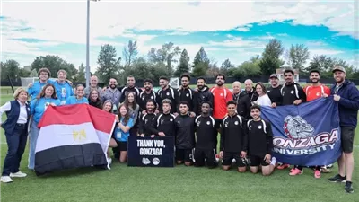قميص منتخب مصر وصور جماعية إهداءً لجامعة جونزاجا في 