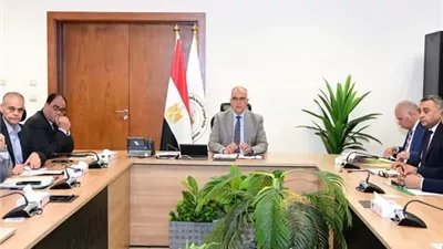 وزير الري يتابع منظومة التحكم في ورد النيل والمخلفات العائمة