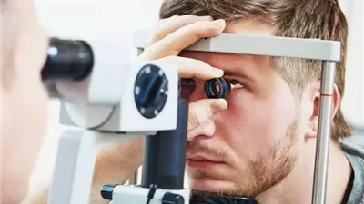 أطباء يحذرون من تدليك العين بالأجهزة الكهربائية