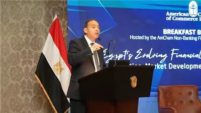 عزام يستعرض رؤية الرقابة المالية لتطوير الأسواق