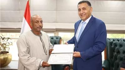 محافظ القليوبية يكرم عاملاً بشركة المياه لبطولته في احتواء تسريب غاز الكلور بمحطة الرملة