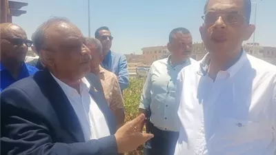 محافظ البحر الأحمر يتفقد مشروع المساكن البديلة للعشوائيات بـ الكل