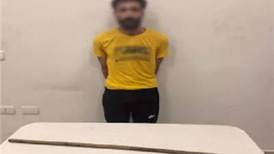 ضبط حلاق تعدى على والدته المسنة بعصا خشبية في السويس
