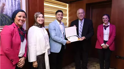 اسحاق مهنئا الموظفين المتميزين: العنصر البشري المحرك الأول للنجاح