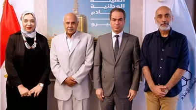 الشاعر جمال بخيت يهدي ماسبيرو نسخة من حلقات أشعاره للبث التليفزيوني