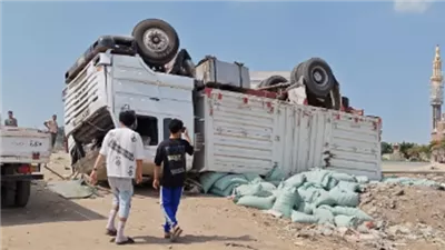 انقلاب سيارة نقل محملة بالدقيق إثر اصطدامها بسيارة نصف نقل بطنطا