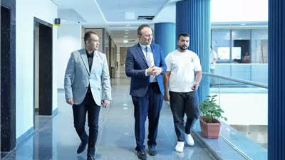 رئيس جهاز العلمين يشارك في مناقشة مشروعات تخرج طلاب كلية هندسة