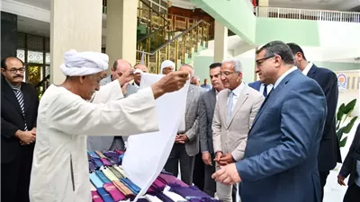 محافظ قنا يتفقد معرض الحرف التراثية بديوان عام المحافظة