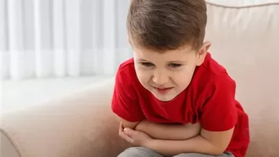 أبرزها النظام الغذائي .. إليك أسباب الإمساك عند الأطفال الصغار