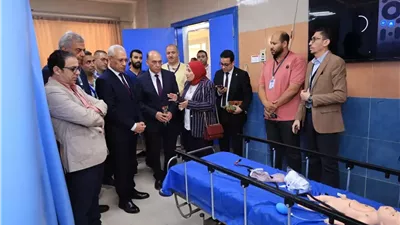 رئيس جامعة المنيا يفتتح معمل مهارات طب الأطفال