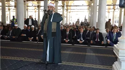 محافظ الجيزة يؤدي صلاة الجمعة بمسجد عمرو بن العاص
