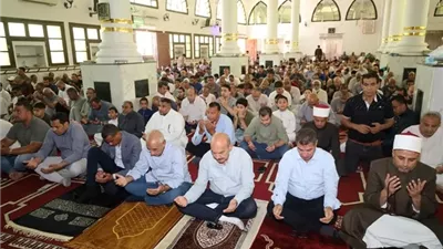 محافظ السويس يصلى الجمعة بمسجد الهدى وسط جموع من المصلين