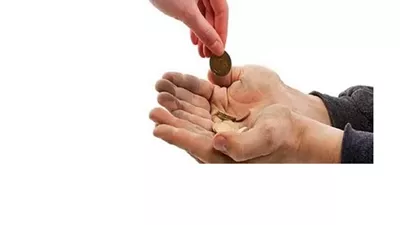 حكم من نوى إخراج صدقة ثم احتاج إلى المال.. أمين الفتوى يجيب