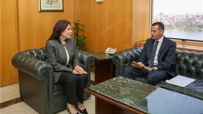 وزيرة الإسكان ومحافظ أسوان يبحثان موقف منظومة مياه الشرب والصرف