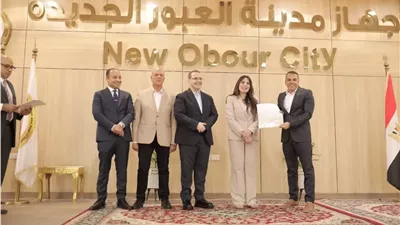 وزيرة الإسكان تكرم رئيس جهاز 6 أكتوبر لجهوده المتميزة