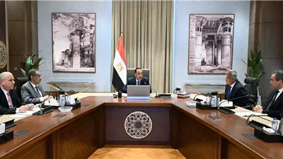 رئيس الوزراء يعقد اجتماعا لمتابعة تنفيذ تكليفات فخامة الرئيس بشأن الإعلام