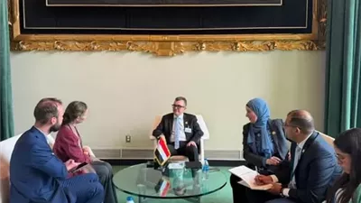 وزير التخطيط يبحث مع 