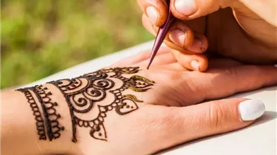أمين الفتوى يوضح تأثير وجود الحنّة على اليد على صحة الوضوء
