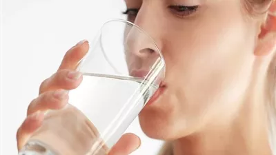 طبيبة تكشف الطريقة الصحيحة لشرب الماء في الصيف وتحذر من خطأ شائع