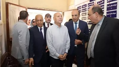 محافظ القاهرة فى جولة بعزبة الوالدة حى حلوان استجابة لشكاوي المواطنين