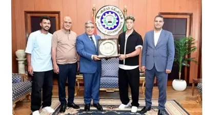 يكرم أمام عاشور ابن السنبلاوين ويهدى درع المحافظة