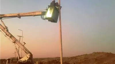 تركيب ٢٩٥ عامود بالطاقة الشمسية بطول ١٠ كم بطريق السد العالى