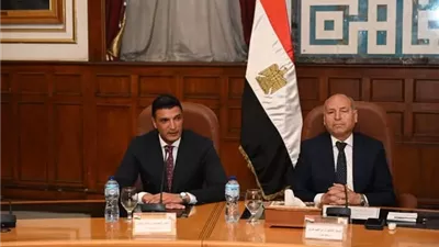 وزير الصناعة ومحافظ القاهرة يسلّمان عقود تقنين لـ40 منشأة بشق الثعبان