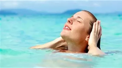 كيف تحمي شعرك وبشرتك عند السباحة؟ .. نصائح للعناية في الصيف