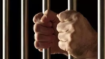 ينهى حياة أمه بلا رحمه.. خنقها بسلك كهرباء بالشرقية