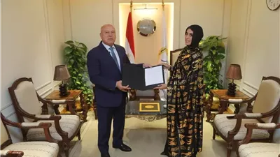 وزير النقل يكرم المواطنة ليلى الأنصاري المقيمة بأسوان