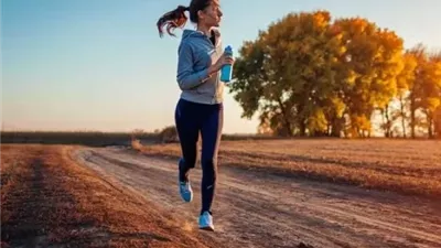 الرياضة على الريق .. بين تعزيز اللياقة والحاجة إلى الحذر
