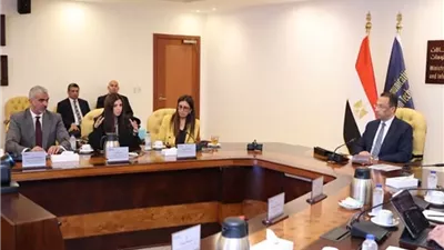 وزير الاتصالات يستعرض خطة تطوير القطاع ودعم الاستثمارات الرقمية