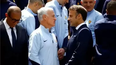 ماكرون يكرم ديشامب في قصر الإليزيه