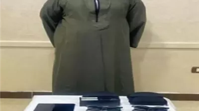حبس طالب بكلية الطب للترويج لبيع نظارات وسماعات غش بقنا