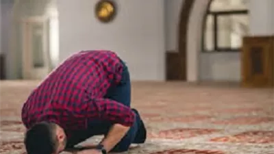 هل يلزم المسلم إعادة الصلاة إذا اكتشف خطأ القِبلة؟
