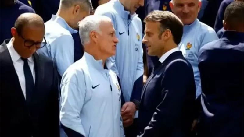 ماكرون يكرم ديشامب