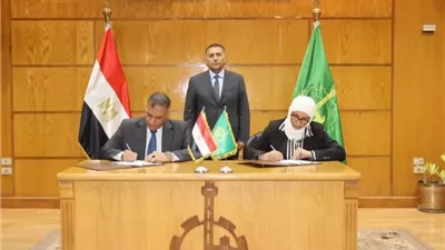 محافظ القليوبية يوقع بروتوكولاً لتشغيل 12 منفذاً متنقلاً لتوزيع لمبات الليد