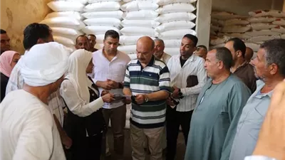 محافظ السويس يكشف مخالفات صرف الأسمدة ويستمع لمزارعى شندورة