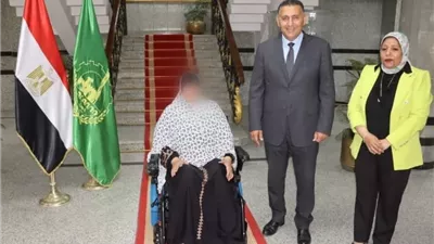 محافظ القليوبية يسلم كرسيين كهربائيين لاثنين من ذوي الهمم استجابة لمطالبهم