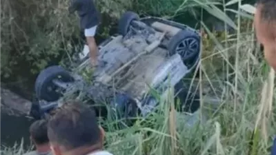 مصرع 3 وإصابة آخر أثر انقلاب سيارة داخل مصرف بطريق ميت معلا