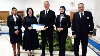مصر للطيران تكرم الطبيبة 