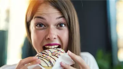 منها الحلويات.. أطعمة قد تسبب الأرق عند تناولها قبل النوم