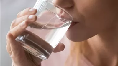 هل شرب الماء مع الوجبات يزيد الشهية؟ دراسة تجيب